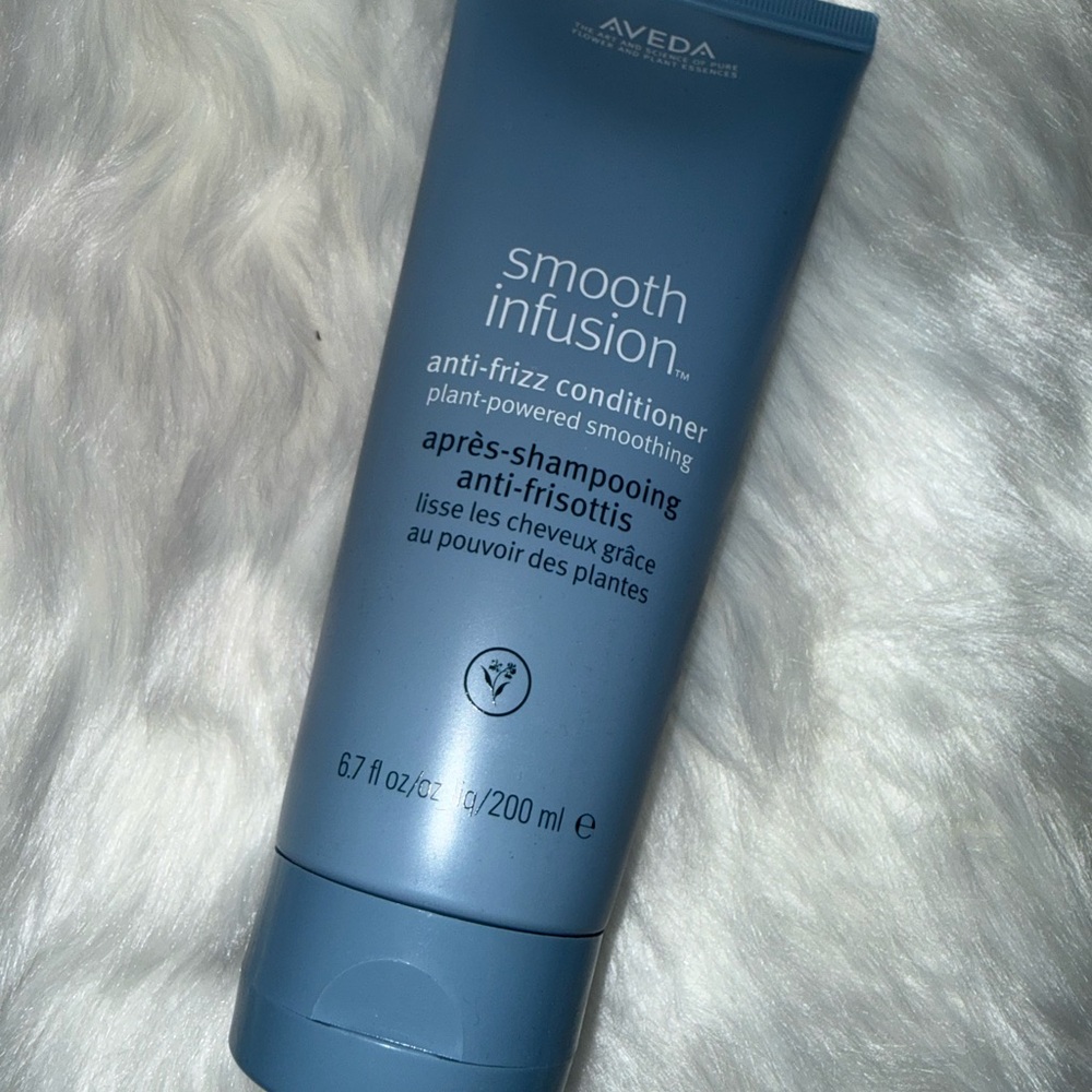 Aveda Smooth Infusion Anti-Frizz Conditioner in Blue